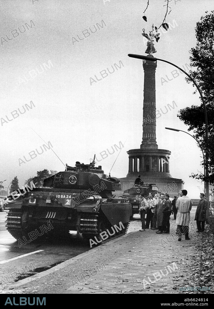 British Centurion tanks take position next to the Victory Column near Brandenburg Gate in Berlin on the 27th of October in 1961.
After tanks had arrived at the sector border in East Berlin, British troops reinforced their presence at the border on the side of West Berlin. 27/10/1961