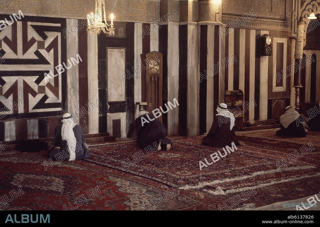 ARABES REZANDO EN LA MEZQUITA DE HEBRON DONDE SE ENCUENTRA LA TUMBA DE ABRAHAM - FOTO AÑOS 60.