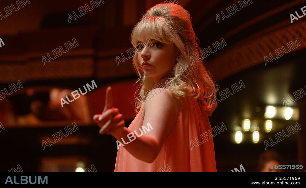 ANYA TAYLOR-JOY en ULTIMA NOCHE EN EL SOHO, 2021 (LAST NIGHT IN SOHO), dirigida por EDGAR WRIGHT. Copyright FOCUS FEATURES.