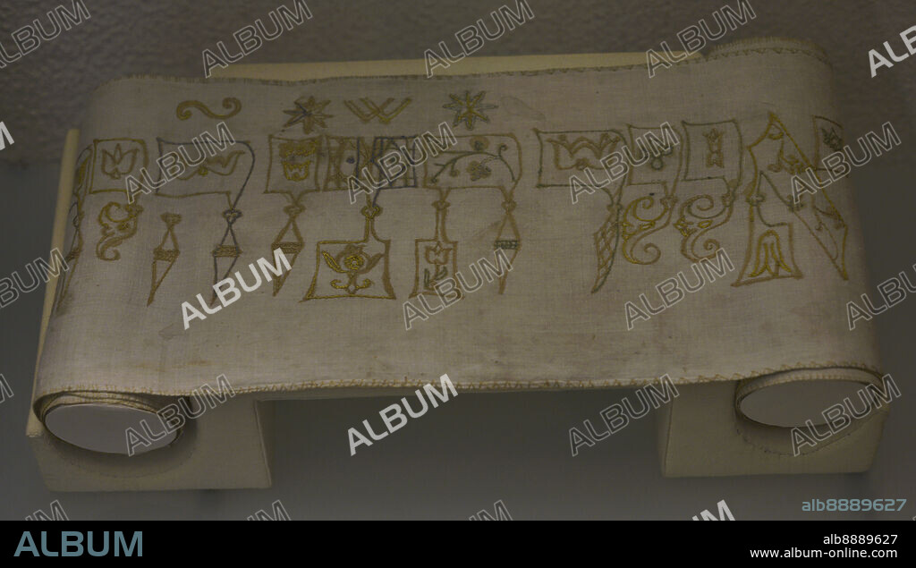 Linen sash embroidered in silk thread with allegorical motifs of the Torah and the chuppah (wedding canopy). The Hebrew inscription refers to the name of the donor, Abraham ben El-Hayyim Shelit (b. 1737). Sephardic Museum. Toledo. Castile-La Mancha. Spain.