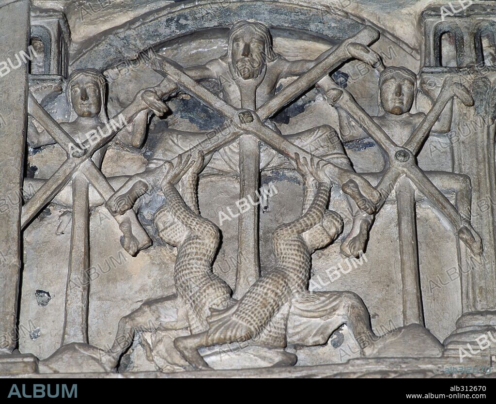 Detalle del Sepulcro de los Mártires. Iglesia de San Vicente, s.XIII, Ávila, provincia de España en la comunidad autónoma de Castilla y León. Al centro aparece San vicente de Avila y a los lados santa Sabina y Cristeta (los tres martires).