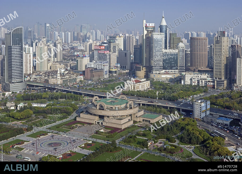 CHINA. SHANGHAI. Vista aérea de la PLAZA DEL PUEBLO con el MUSEO DE SHANGHAI.