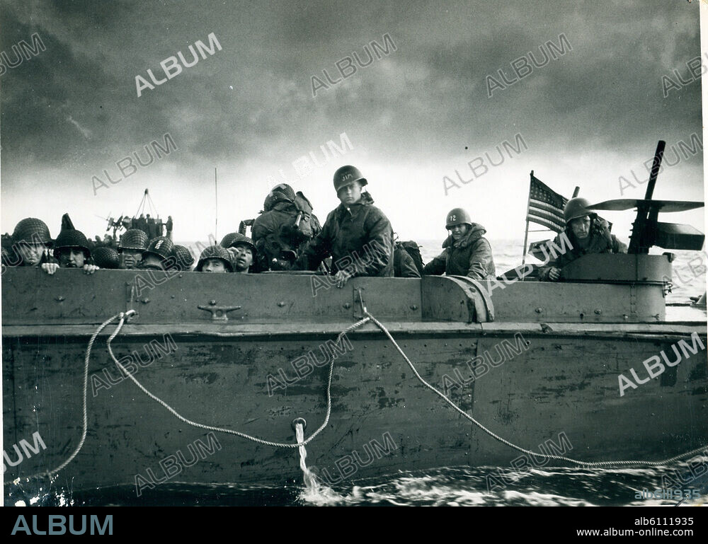 2. Weltkrieg / Alliierte Landungen in der Normandie nach dem "D-Day" (Beginn der allierten Landungen unter Oberbefehl von Gen. Montgomery am 6. Juni 1944). Landungsboot der US-Küstenwache mit Truppen an Bord vor der Küste der Normandie. Foto, 6.6.1944.