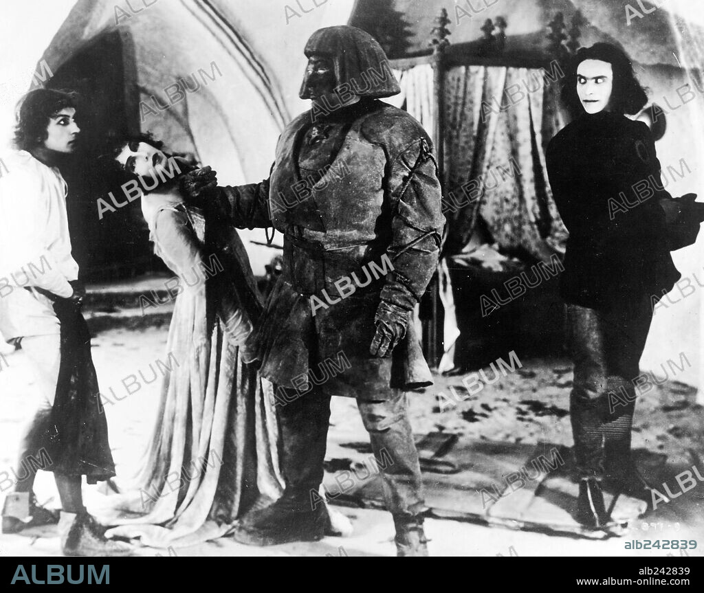 LYDA SLOMOWA and PAUL WEGENER in THE GOLEM, 1920 (GOLEM, WIE ER IN DIE WELT KAM, DER), directed by PAUL WEGENER. Copyright PROJEKTIONS-AG "UNION", BERLIN.
