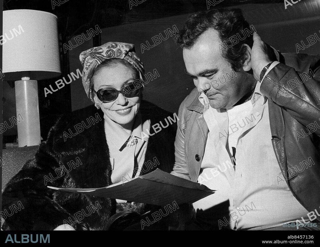 Jan Tollarparn Eriksson med Zarah Leander inför framträdande på Kronprinsen i Malmö 1972. f 1939. Eriksson Jan Tollarparn musik Situation 1972. Leander Zarah sång Situation 1972. (c) Bert Olsson / Sydsvenskan / IBL Bildbyrå.