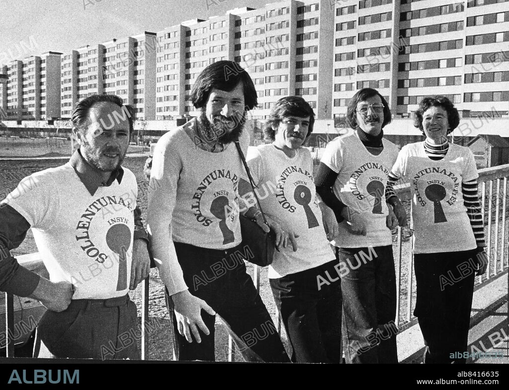 ARKIV-1973 Sollentunapartiet blev den stora sensationen i kommunalvalet i Sollentuna. Det nybildade partiet fick hela fem mandat i fullmäktigeförsamlingen. Här står de nya fullmäktigeledamöterna framför servicehusen i centrum i Sollentuna. (Fr.V.) Rolf Andersson, Anders Ferner, Hans Larsson, Ingwar Åhman-Eklund och Maud Löfgren . Foto: Sören Johansson Kod: 33 . COPYRIGHT SCANPIX SWEDEN.