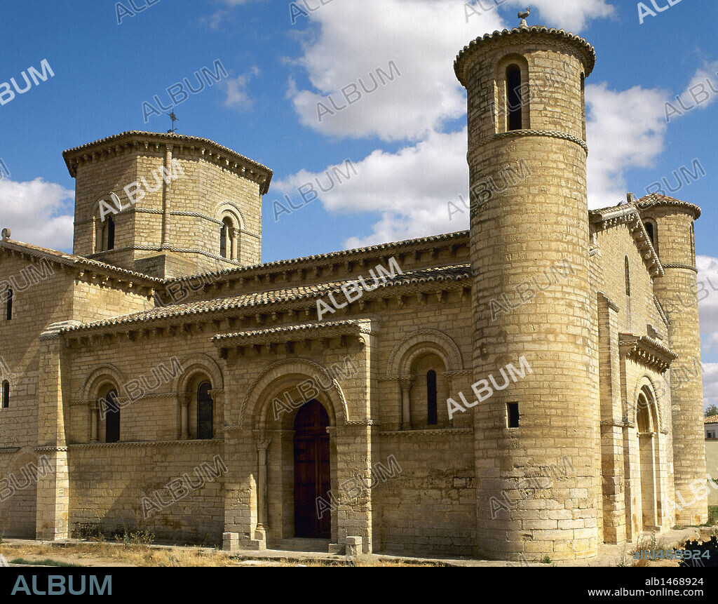 ARTE ROMANICO. ESPAÑA. SAN MARTIN DE FROMISTA (S. XI). Iglesia que consta de tres naves y torres circulares en la fachada. Frómista. Provincia de Palencia. Castilla-León.