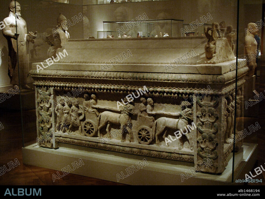 ARTE FENICIO. CHIPRE. S. V AC "SARCOFAGO AMATHUS". Decorado con relieves que representan un desfile con carros. Procede de una tumba de Amathus (Chipre). Museo Metropolitano de Arte. Nueva York. Estados Unidos.
