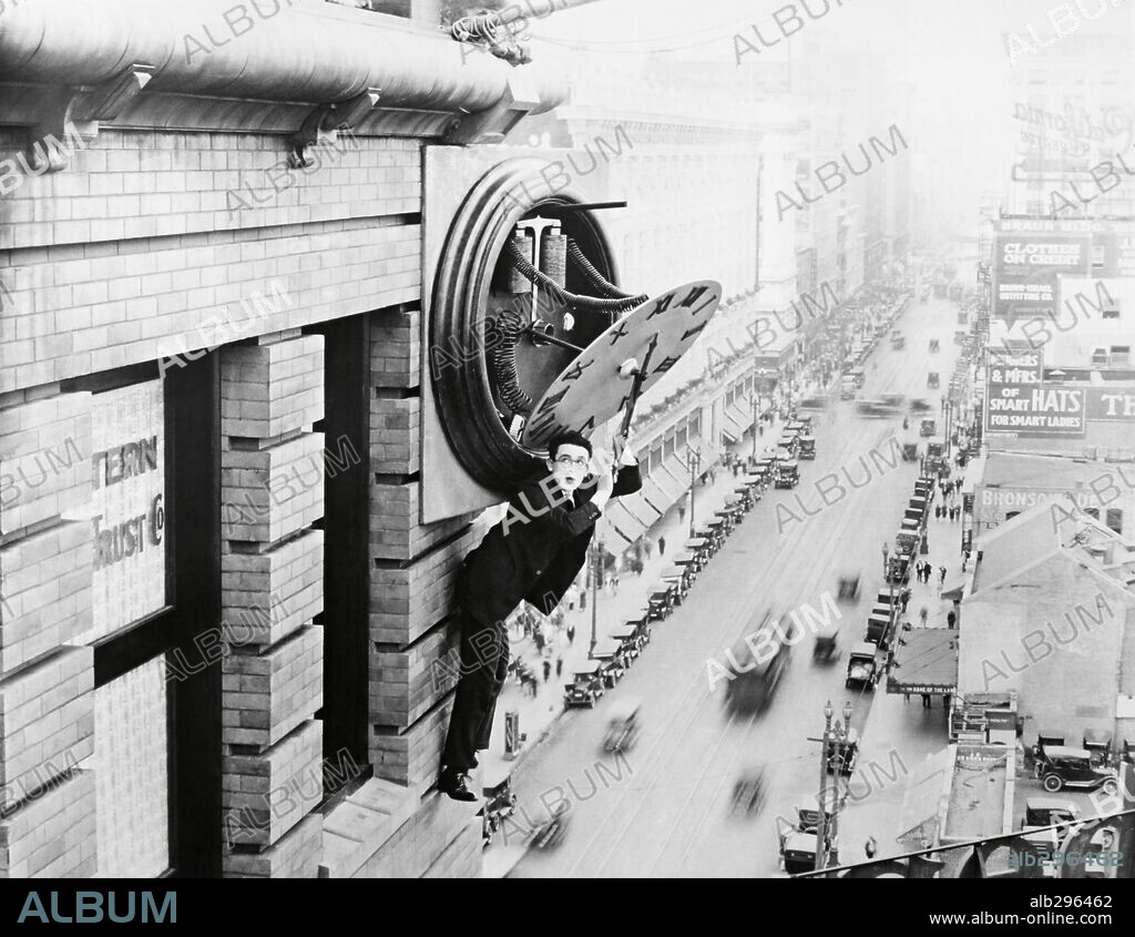 HAROLD LLOYD in SAFETY LAST, 1923, unter der Regie von FRED NEWMEYER. Copyright HAL ROACH/PATHE EXCHANGE.