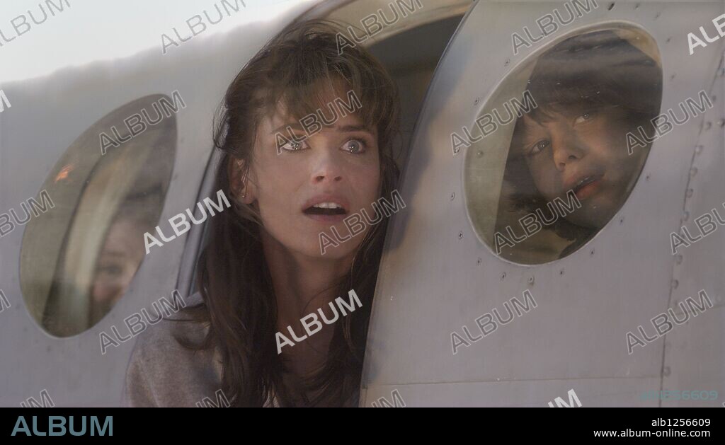 AMANDA PEET y LIAM JAMES en 2012, 2009, dirigida por ROLAND EMMERICH. Copyright COLUMBIA PICTURES.
