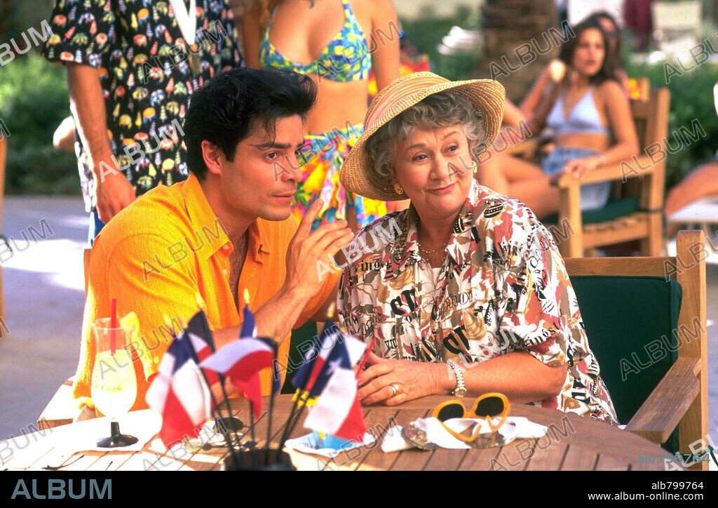 CHAYANNE y JOAN PLOWRIGHT en BAILA CONMIGO, 1998 (DANCE WITH ME), dirigida por RANDA HAINES. Copyright MANDALAY ENTERTAIMENT.