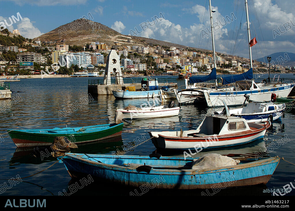 Puerto pesquero y deportivo de Saranda. República de Albania.