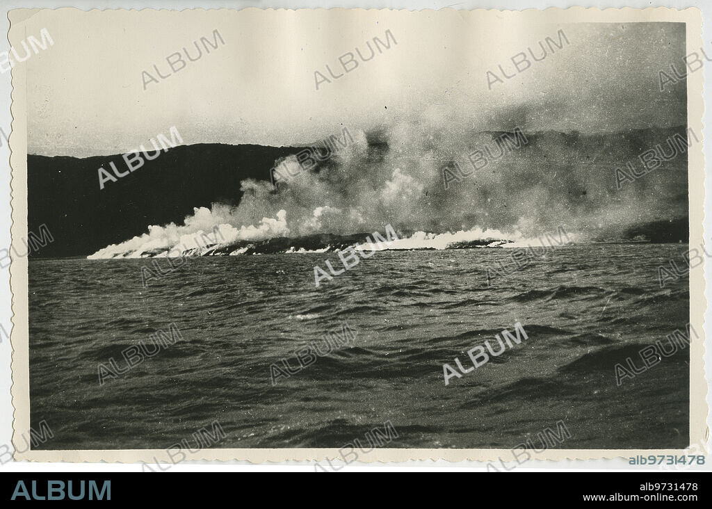 La Palma (Santa Cruz de Tenerife), julio de 1949. Erupción del Volcán San Juan. En la imagen la lava llega al mar.