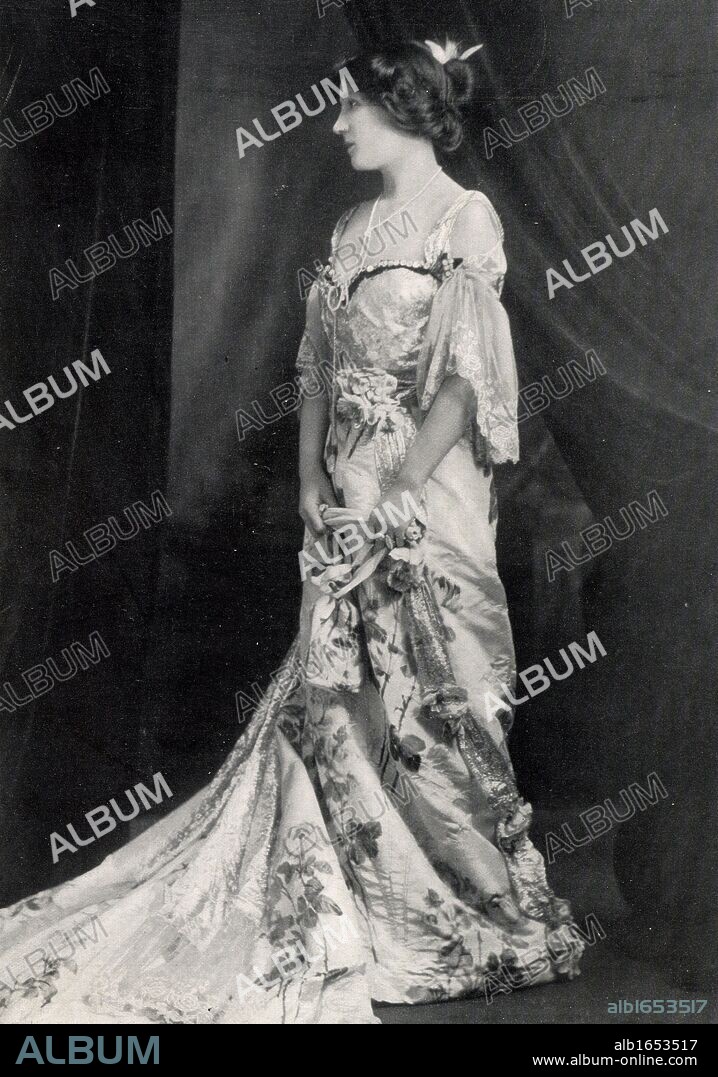 Mrs Patrick Campbell (1865-1940) English actress as Paula Tanqueray, a role she created in the ''problem' play "The Second Mrs Tanqueray" by Arthur Wing Pinero (1893).  (Photo by: Universal History Archive/UIG via Getty Images).