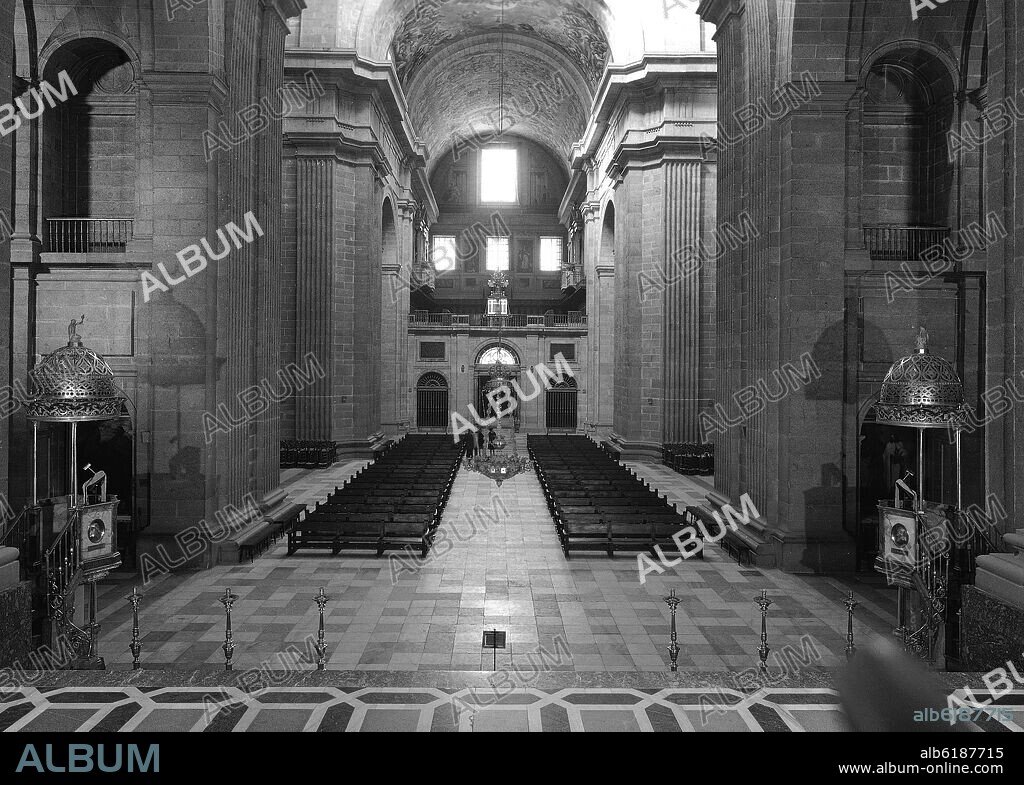 JUAN DE HERRERA. BASILICA DEL MONASTERIO DE SAN LORENZO DEL ESCORIAL - SIGLO XVI - FOTOGRAFIA EN BLANCO Y NEGRO - AÑOS 60.