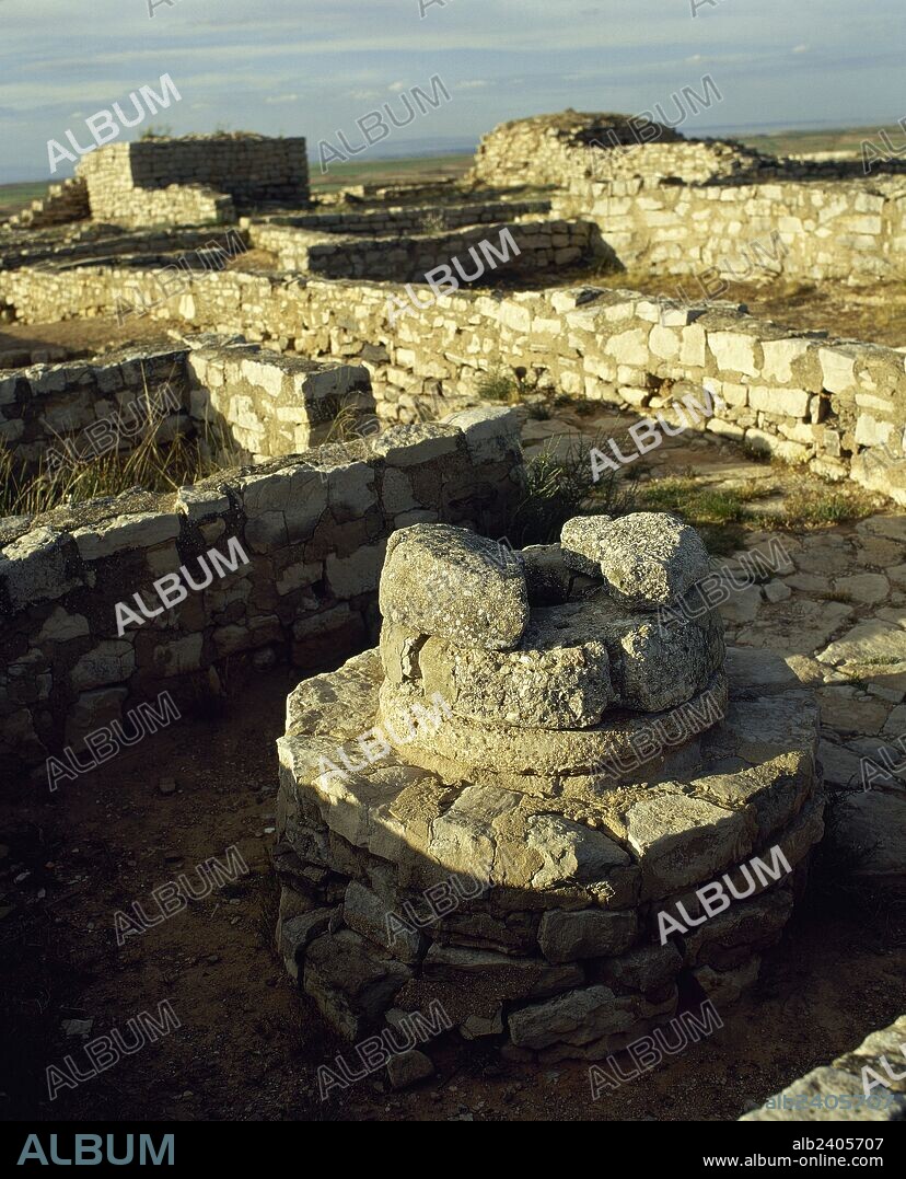 EPOCA IBERICA. POBLADO IBERICO DE CABEZO DE ALCALA. Antigua ciudad ibérica destruida en el año 76 a. C. La planta del poblado es de tipo romano. Vista parcial de la acrópolis iberorromana. Fué fundado cerca de Azaila. Provincia de Teruel. Aragón. España.