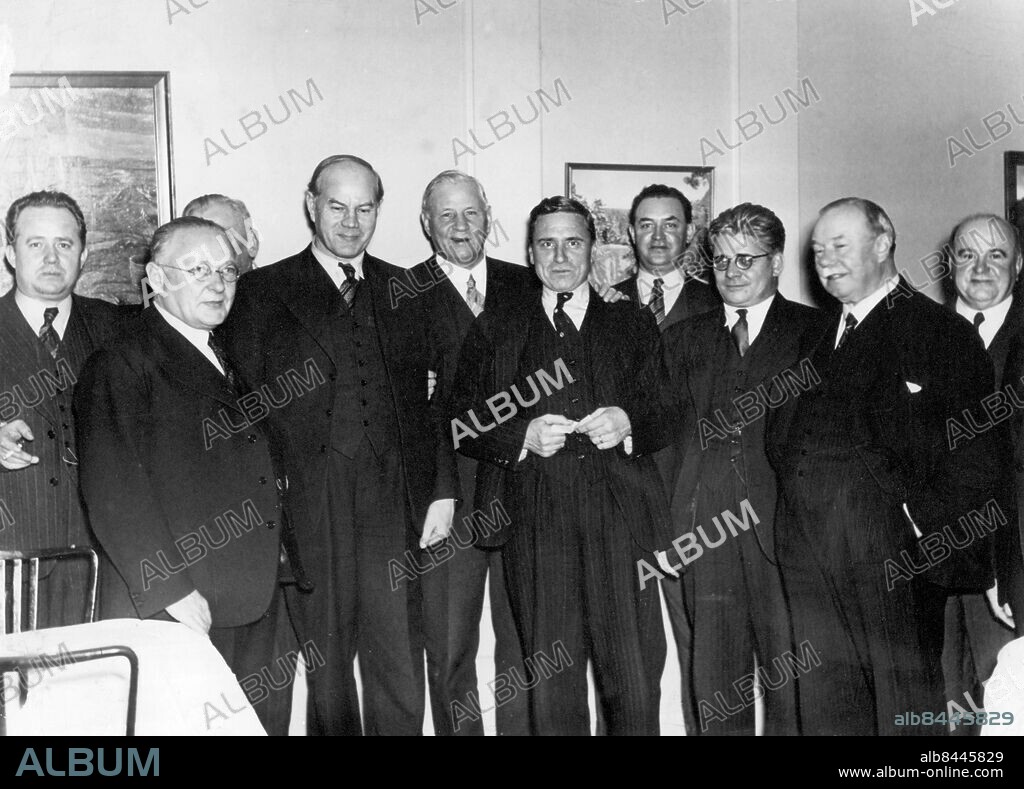SALTSJÖBADEN 1938-12.. Utan bildtext. Anm. SALTSJÖBADSAVTALET - avtal om arbetsmarknaden mellan LO och SAF 20/12 1938 CD442 persons: GUSTAF SÖDERLUND;SIGFRID EDSTRÖM;AUGUST LINDBERG sites: SALTSJÖBADEN;SVERIGE.