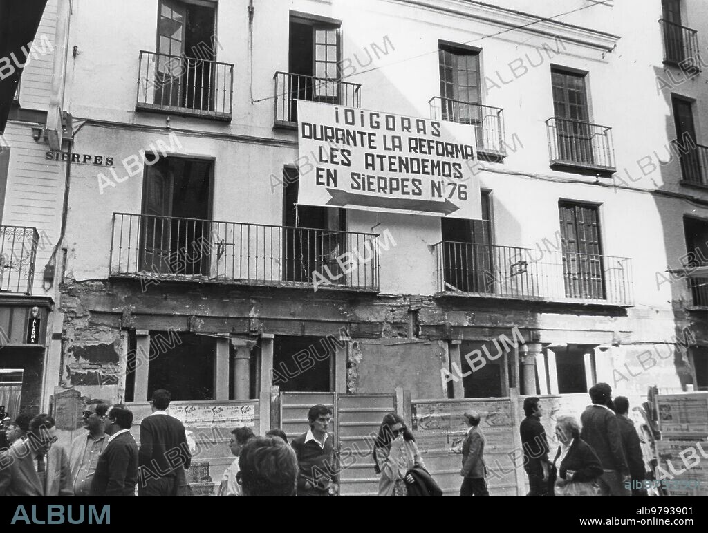 18 mayo 1981. Sevilla, Camisería Idígoras en la calle Sierpes.