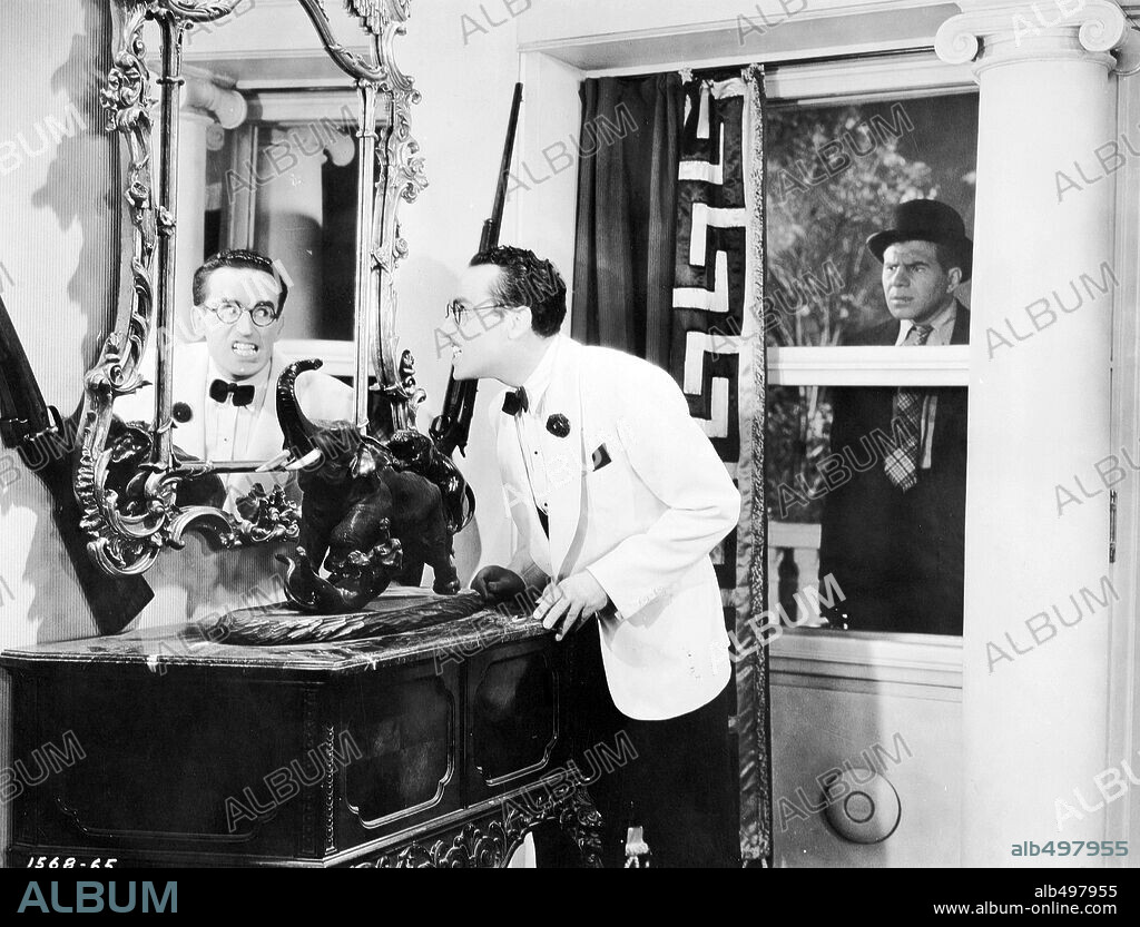HAROLD LLOYD und LIONEL STANDER in THE MILKY WAY, 1936, unter der Regie von LEO MCCAREY. Copyright PARAMOUNT PICTURES.