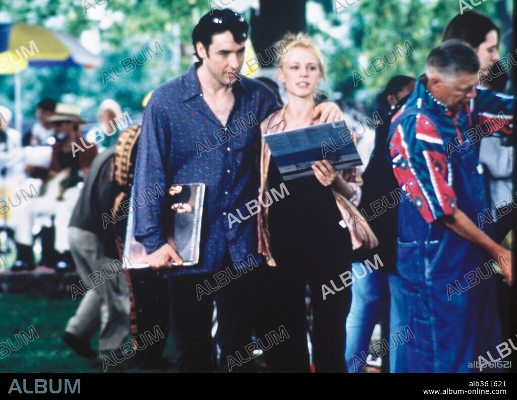 IBEN HJEJLE y JOHN CUSACK en ALTA FIDELIDAD, 2000 (HIGH FIDELITY), dirigida por STEPHEN FREARS. Copyright MOSELEY, MELISSA.