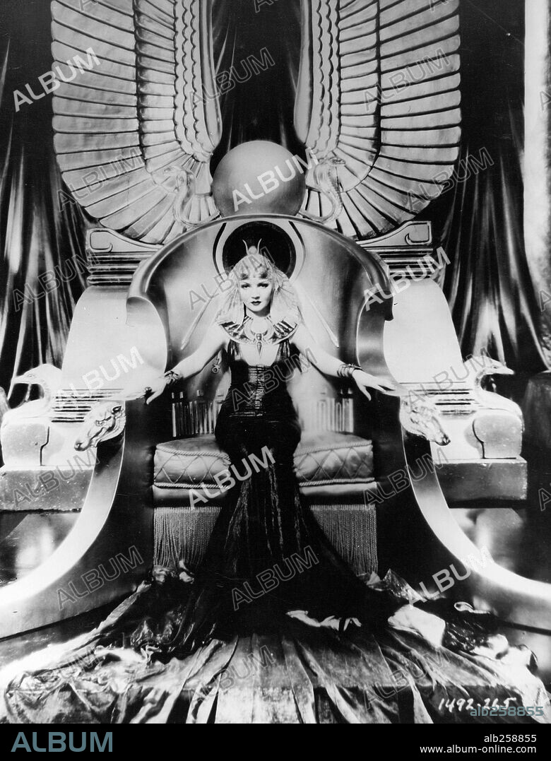 CLAUDETTE COLBERT en CLEOPATRA, 1934, dirigida por CECIL B DEMILLE. Copyright PARAMOUNT PICTURES.