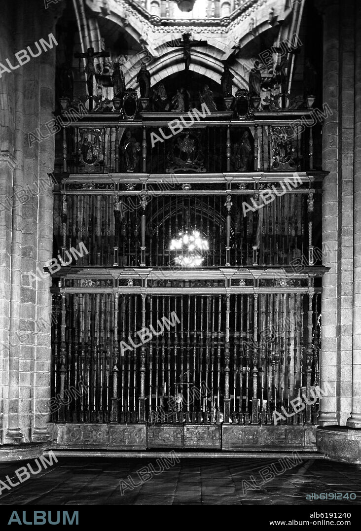 JUAN BAUTISTA CELMA. REJA QUE CIERRA EL LADO DE LA EPISTOLA EN LA CAPILLA MAYOR DE LA CATEDRAL DE ORENSE - SIGLO XVI - FOTOGRAFIA EN BLANCO Y NEGRO - AÑOS 50.
