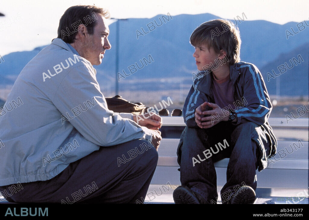 HALEY JOEL OSMENT and KEVIN SPACEY in PAY IT FORWARD, 2000, directed by MIMI LEDER. Copyright WARNER BROS. PICTURES / JAMES, DAVID.