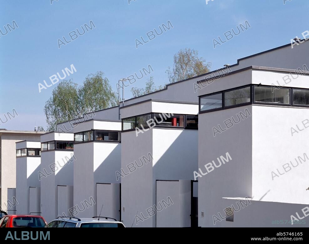 LE CORBUSIER und PIERRE JEANNERET. Stuttgart (Baden-Württemberg), Weißenhofsiedlung, Häuser 5-9, Pankokweg. (Fünf Reihenhäuser; erbaut 1927; Architekt: Jacobus Johannes Pieter Oud). Außenansicht: Strassenseite. Foto.