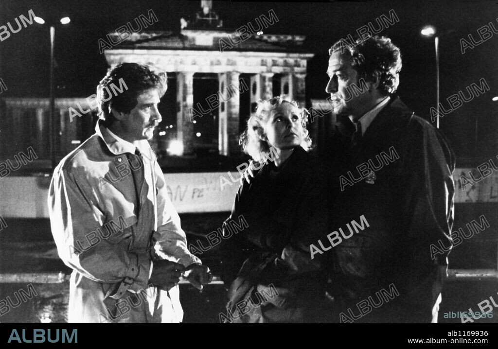 ANTHONY ANDREWS, MICHAEL CAINE y VICTORIA TENNANT en EL PACTO DE BERLIN, 1985 (THE HOLCROFT COVENANT), dirigida por JOHN FRANKENHEIMER. Copyright EMI.