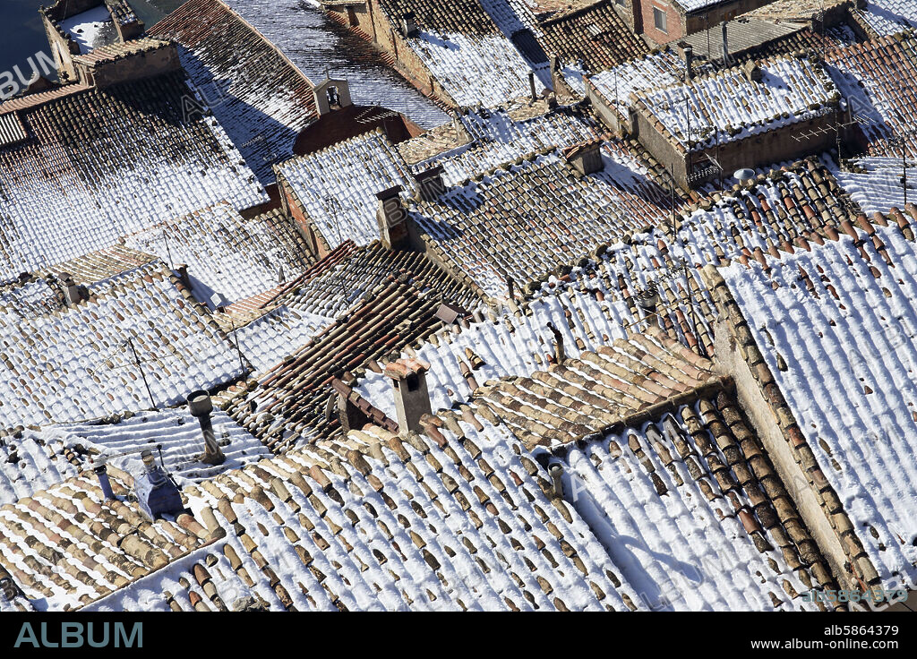 Valderrobres; tejados nevados visto desde el Castillo de Heredia en lo alto del pueblo.