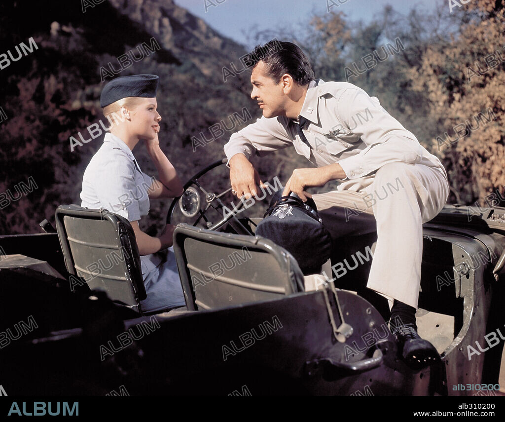 ERNIE KOVACS and MARGO MOORE in WAKE ME WHEN IT'S OVER, 1960, directed by MERVYN LEROY. Copyright MERVYN LEROY PRODUCTIONS INC.
