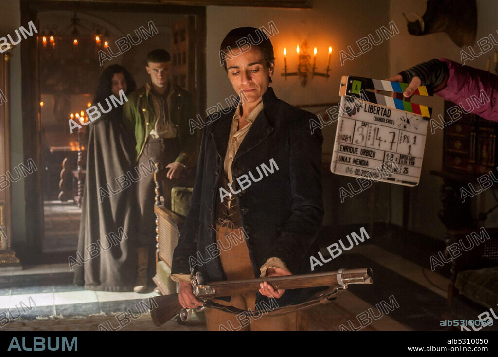 BEBE, JASON FERNANDEZ y SOFIA ORIA en LIBERTAD, 2020, dirigida por ENRIQUE URBIZU. Copyright LAZONA / MOVISTAR+.