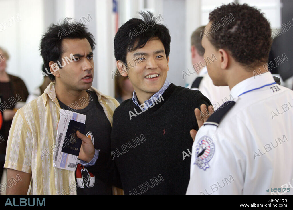 JOHN CHO y KAL PENN en DOS COLGAOS MUY FUMAOS: FUGA DE GUANTANAMO, 2008 (HAROLD & KUMAR ESCAPE FROM GUANTANAMO BAY), dirigida por HAYDEN SCHLOSSBERG y JON HURWITZ. Copyright KINGSGATE FILMS/MANDATE PICTURES/NEW LINE CINEMA / TRUEBLOOD, JAMIE.
