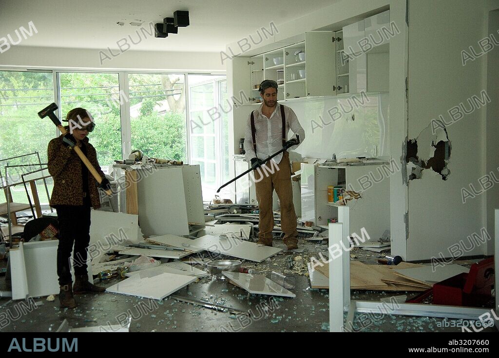 JAKE GYLLENHAAL and JUDAH LEWIS in DEMOLITION, 2015, directed by JEAN-MARC VALLEE. Copyright BLACK LABEL MEDIA/MR MUDD/RIGHT OF WAY FILMS/SYDNEY KIMMEL E.