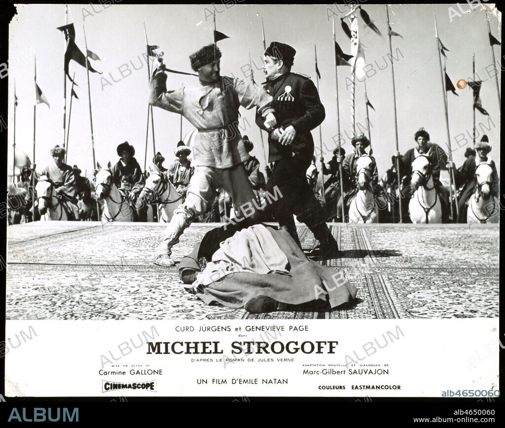 Michel Strogoff. Photo d'exploitation du film de 1956 realise par Carmine GALLONE (1886-1973) d'apres le roman de Jules VERNE (1828-1905). Michel Strogoff (Curd JURGENS) defend sa mere. Credit Collection Kharbine-Tapabor.