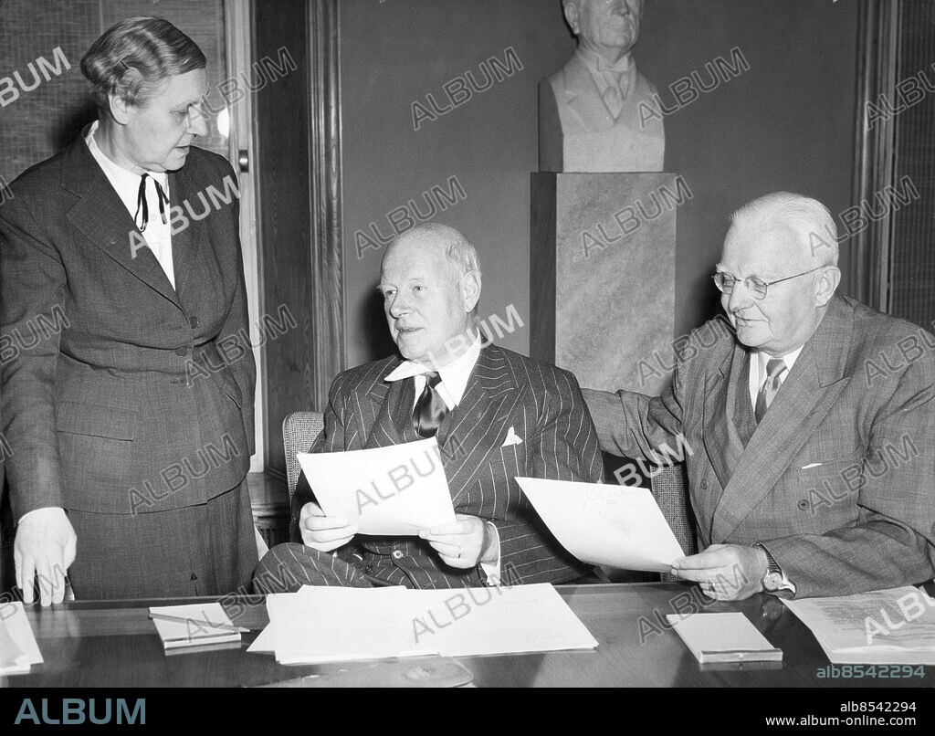 Orig. bildtext... ÅRETS FÖRSTA NOBELPRIS UTDELAT. Karolinska Institutets lärarkollegium har beslutat tilldela 1951 års Nobel-pris i fysiologi och medicin till Dr Max Theiler, New York, för hans upptäckter rörande gula feberns bekämpande. Bilden är tagen på Karolinska Institutet, då pristagarens namn offentliggjordes, och visar fr.v. Professorerna Nanna Schwartz, Olivecrona och Liljestrand. Anm. Se även retuscherat utsnitt BAK013 persons: Göran Liljestrand ;Herbert Olivecrona ;Nanna Svartz sites: STOCKHOLM ;SVERIGE.
