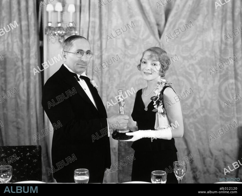 HELEN HAYES y LOUIS B. MAYER. 5ª Edición de los Premios Oscar / 1933.
Louis B. Mayer y Helen Hayes, ganadora al Oscar a la mejor actriz por la película 'El pecado de Madelon Claudet'. 1932