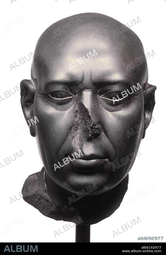 RETRATO DE UN HOMBRE CALVO "CABEZA VERDE DE BERLIN" PERIODO PTOLEMAICO HACIA 300 A.C. ALTURA 21,5 CM.