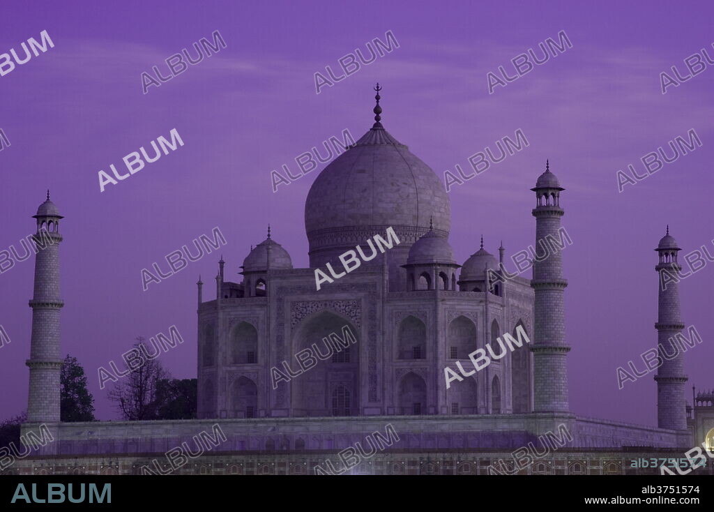 The Taj Mahal, UNESCO World Heritage Site, at dusk, Agra, Uttar Pradesh, India, Asia.