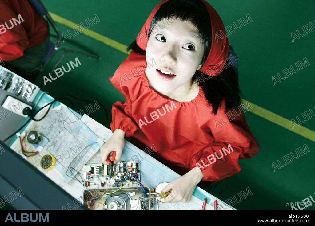 SU-JEONG LIM en SOY UN CYBORG, 2006 (SAIBOGUJIMAN KWENCHANA), dirigida por CHAN-WOOK PARK. Copyright MOHO FILMS.