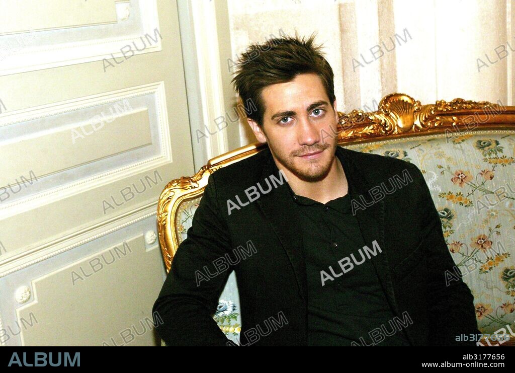 JAKE GYLLENHAAL. May 8, 2004 - Hollywood, California, U.S. - Actor Jake Gyllenhaal promoting the film ''The Day after Tomorrow'' in Paris's Maurice Hotel on May 8th 2004. 08/05/2004