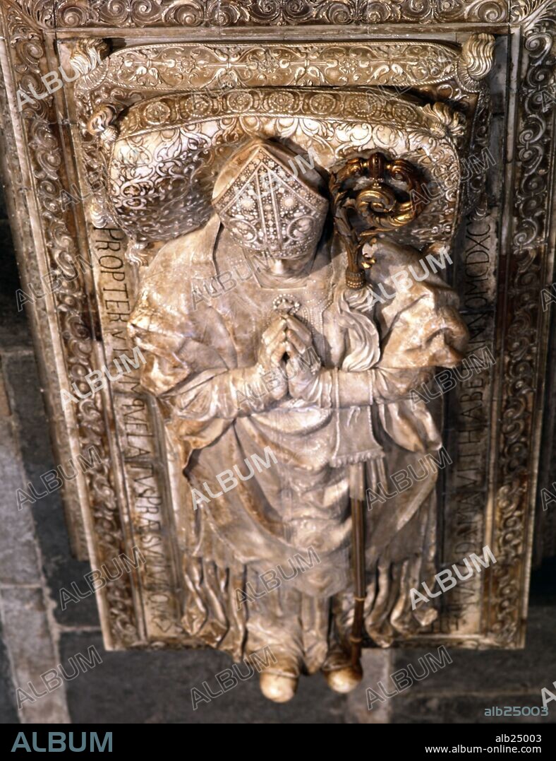 Sepulcro del Obispo Luis de Acuña. Catedral de Burgos.Capilla de Santa Ana.