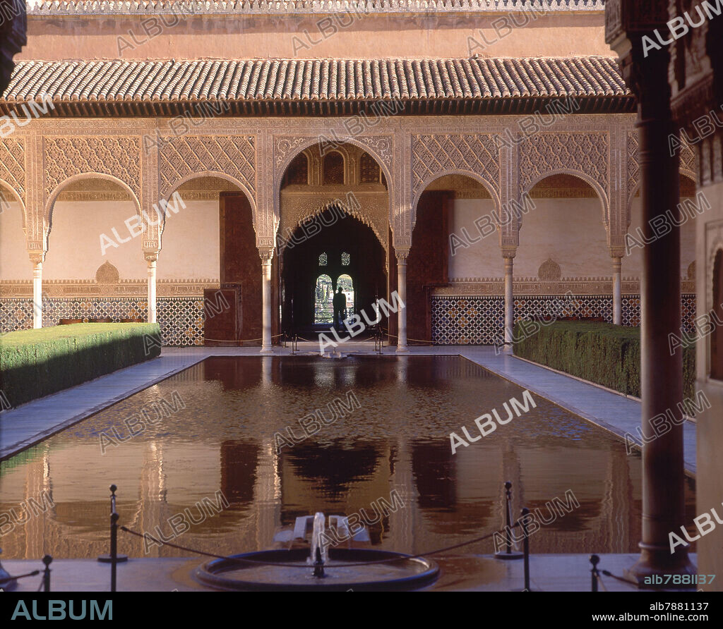 PALACIO DE COMARES-S XIV ARQUITECTURA NAZARI-REFLEJADA EN EL AGUA DE LA ALBERCA.