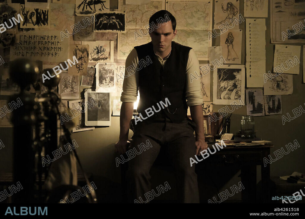NICHOLAS HOULT en TOLKIEN, 2019, dirigida por DOME KARUKOSKI. Copyright Fox Searchlight / Chernin Entertainment.