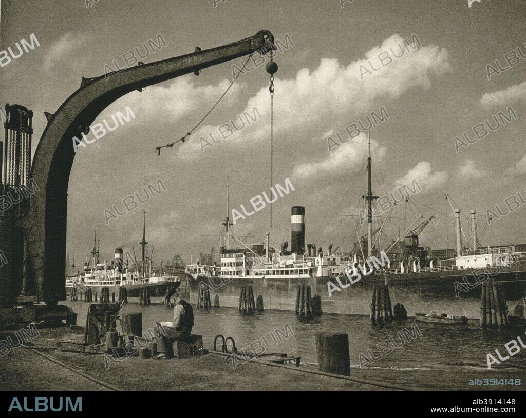 'Im Hamburger Hafen - (In Hamburg Harbour)', 1931. From Deutschland by Kurt Hielscher. [F. A. Brockhaus, Leipzig, 1931].