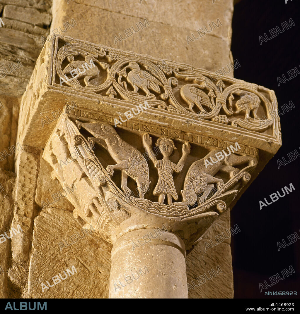 ARTE VISIGODO. ESPAÑA. "DANIEL EN EL FOSO DE LOS LEONES". Detalle de un capitel de la IGLESIA DE SAN PEDRO DE LA NAVE (s. VII). El Campillo. Provincia de Zamora. Castilla-León.