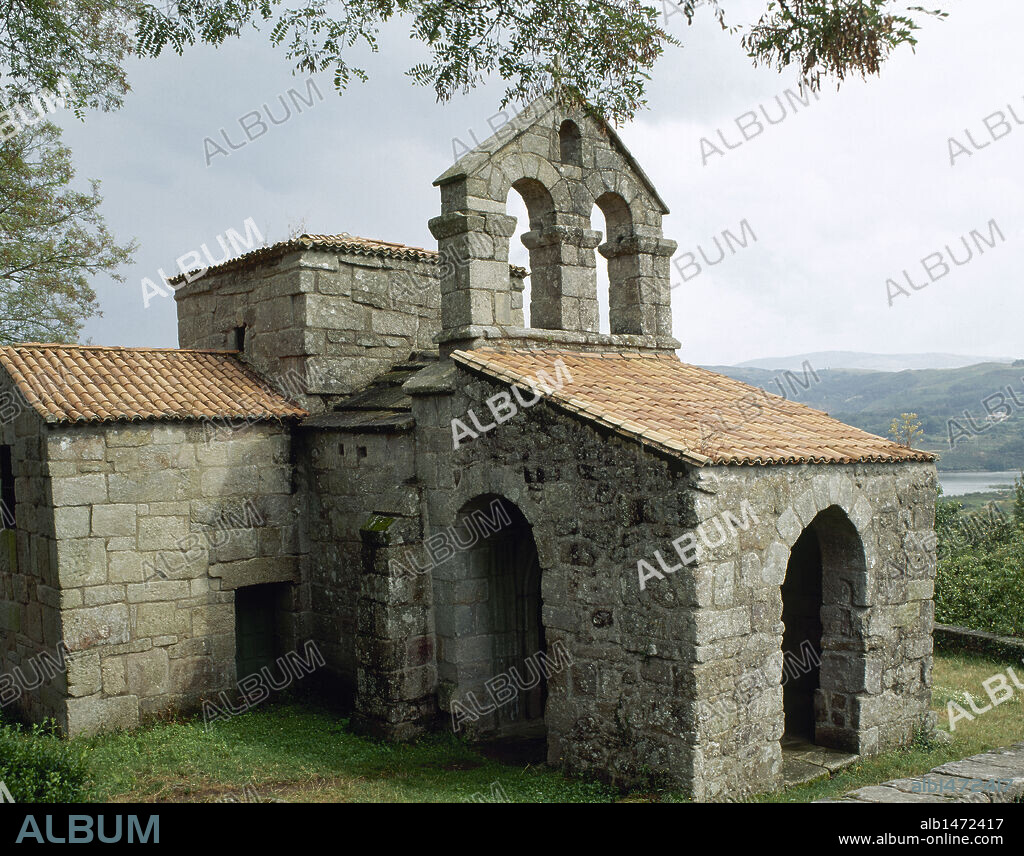 ARTE VISIGOTICO. ESPAÑA. IGLESIA DE SANTA COMBA DE BANDE. Templo visigótico que data del s. VII. De planta de cruz griega y ábside cuadrado. La espadaña-campanario es de época posterior. BANDE. Provincia de Ourense. Galicia.