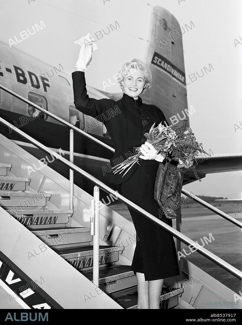 ARKIV 1951 . Miss Sverige, Anita Ekberg från Malmö, avreser från Bromma till USA och Miss Universe-tävlingen.. Miss Sweden, Anita Ekberg leaves Sweden for US and the Miss Universe-competition.. Foto: TT / Kod 1900.