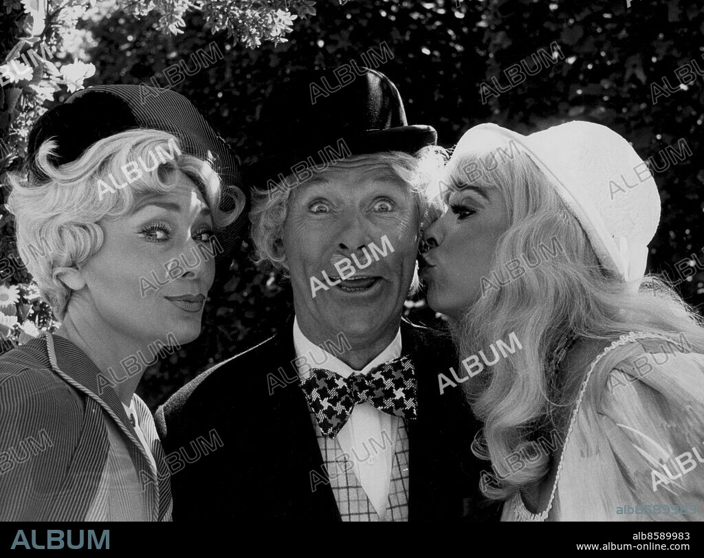 ©SCANPIX SWEDEN, 1978-06-23.. Skådespelaren Nils Poppe inför en uppsättning av Hjälten från Öresund på Fredriksdalsteatern tillsammans med sin mångåriga motspelerska Berit Carlberg (t.h.) och Marie Ahrle.. Foto: Scanpix Code: 20360.