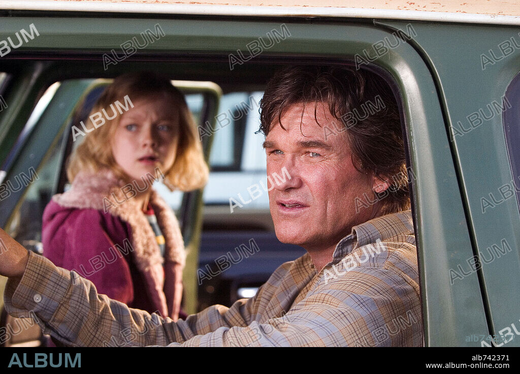 DAKOTA FANNING and KURT RUSSELL in DREAMER: INSPIRED BY A TRUE STORY, 2005, directed by JOHN GATINS. Copyright DREAMWORKS PICTURES / LEDERER, JOE.